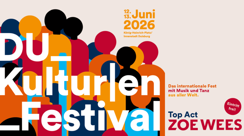 Ein farbenfrohes Plakat für das DU-Kulturfestival, das am 12. und 13. Juni 2026 in Duisburg stattfindet. Es zeigt stilisierte Menschen in verschiedenen Farben und Größen. Die Veranstaltung bietet Musik und Tanz aus aller Welt. Die Hauptattraktion ist Zoe Wees. Eintritt frei.