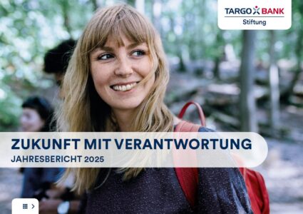 Eine Frau mit langen, blonden Haaren und einem Lächeln steht in einem Wald. Sie trägt ein blaues Hemd mit Mustern und hat einen roten Rucksack. Im Hintergrund sind verschwommene Personen und Bäume sichtbar. Der Text "ZUKUNFT MIT VERANTWORTUNG JAHRESBERICHT 2025" ist prominent platziert.