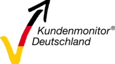 Das Bild zeigt das Logo von Kundenmonitor Deutschland. Es enthält eine stilisierte Grafik mit einem aufwärts gerichteten Pfeil, der in Schwarz, Rot und Gelb gehalten ist. Der Schriftzug
