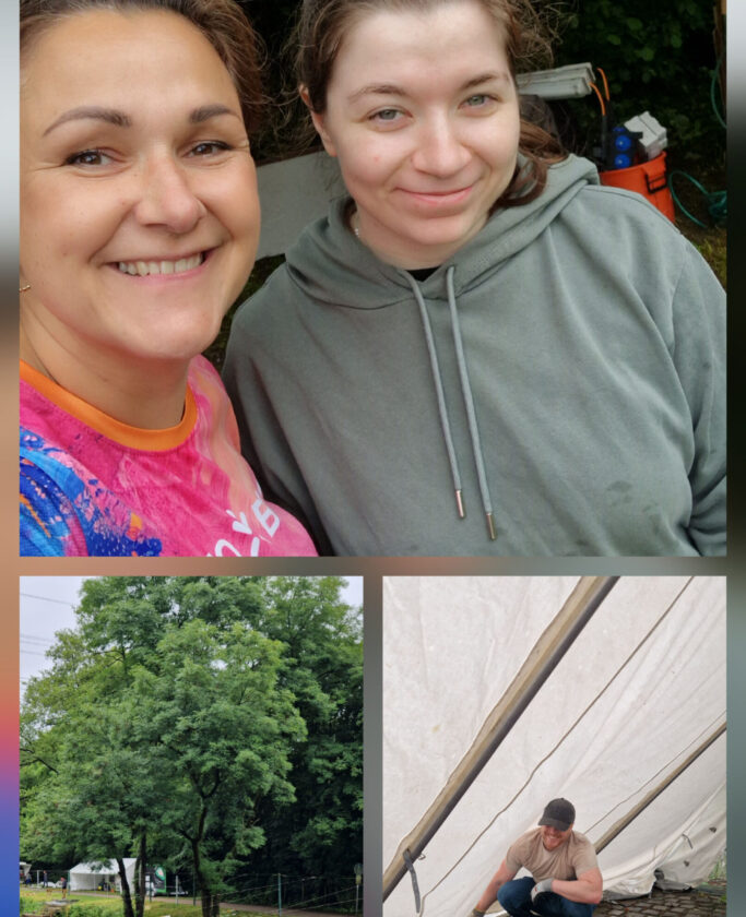Das Bild zeigt zwei Frauen, die lächeln und in die Kamera schauen, während sie in einem grünen Umfeld stehen. Die Frau links trägt ein buntes, sportliches Oberteil, während die Frau rechts einen grauen Hoodie trägt. Im Hintergrund sind unscharfe Objekte und ein Zelt zu sehen. Im unteren Bereich des Bildes sind zwei weitere Bilder: eines eines großen Baumes und eines Mannes, der unter einem weißen Zelt steht und lächelt.